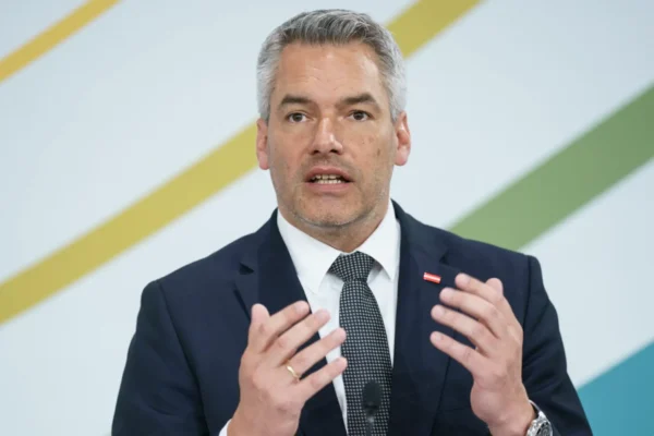 Scandal monstru în Austria! Ce se întâmplă cu cancelarul Karl Nehammer. A fost filmat