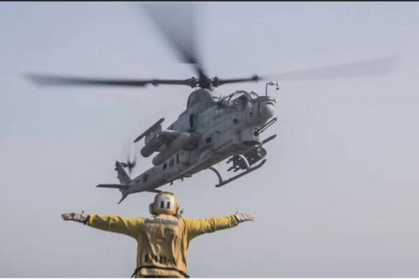 Tensiuni în strâmtoarea Ormuz. Iranienii au orbit cu laser echipajul unui elicopter american