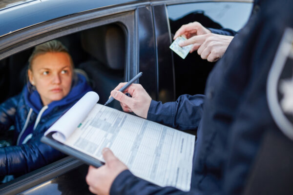 La câte puncte de penalizare se suspendă permisul auto