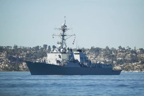China acuză SUA de provocări: un distrugător american a intrat în Marea Chinei de Sud