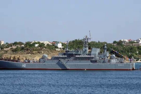 O navă de război a Rusiei, distrusă de ucraineni în timp ce Șoigu îi raporta „tovarășului” Putin victoriile de pe front