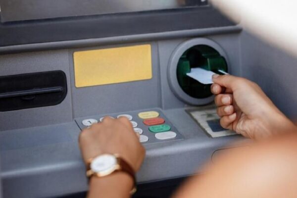 Atenție când scoateți bani de la bancomat. Clientul unei bănci a fost prădat după o tranzacție