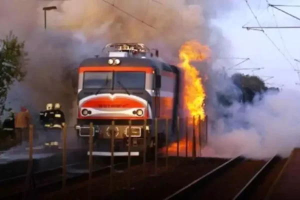 Tren de călători în flăcări. Zeci de persoane au fost evacuate
