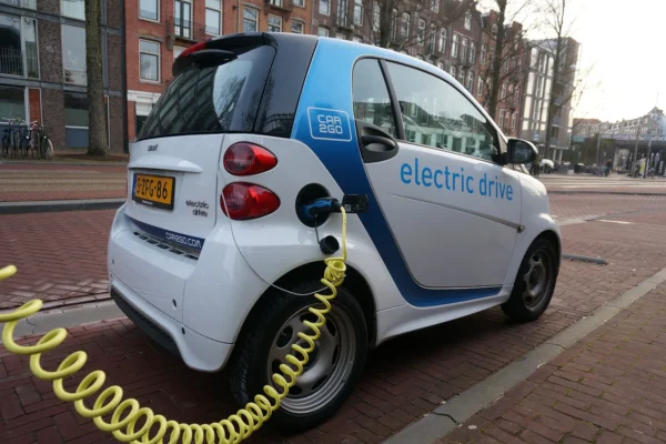 Mașinile electrice, inclusiv Tesla, eliminate de o companie celebră. Hertz a trecut la cele pe benzină