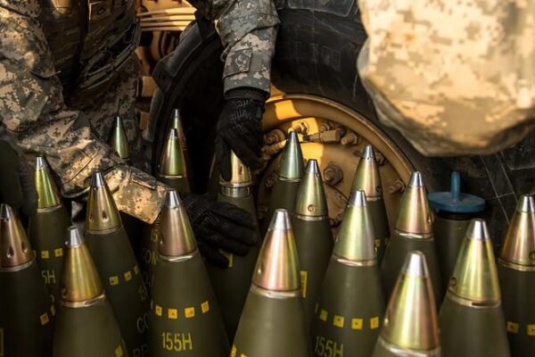 NATO cumpără obuze de artilerie de 155 mm în valoare de 1,2 miliarde de dolari