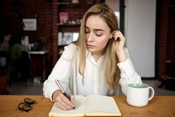 Arta jurnalului: cum scrierea zilnică îți poate transforma mintea și emoțiile