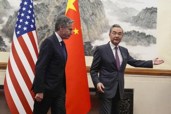 China avertizează că relația cu SUA poate aluneca într-o „spirală descendentă”, cu potențial de conflict. Întâlnire importantă la Beijing