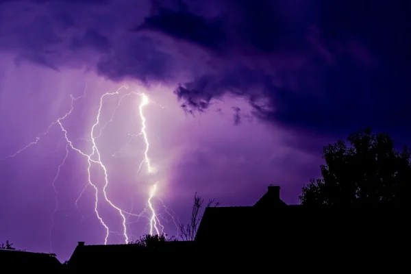 Ploi și descărcări electrice în toată țara. Avertismentul meteorologilor