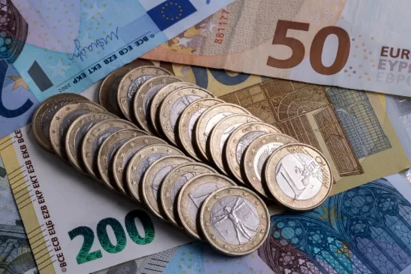 Moneda euro s-a depreciat după anunţarea rezultatelor la alegerile europarlamentare