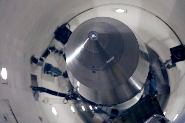 SUA lansează două rachete nucleare intercontinentale Minuteman. Pot zbura 12.000 de kilometri