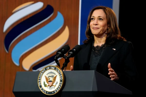 Kamala Harris șterge avansul lui Trump din cursa prezidențială, conform unui sondaj