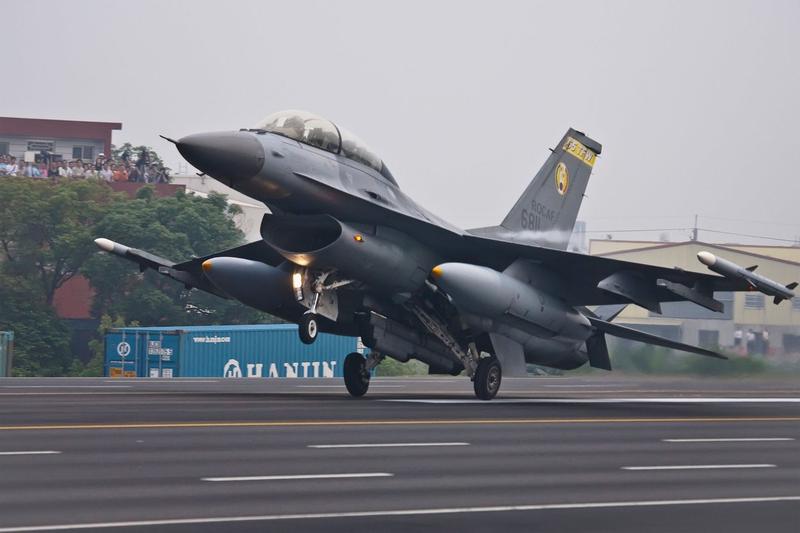 SUA a anunțat că va echipa zeci de avioane de luptă F-16 care vor fi transferate Ucrainei cu rachete de fabricație americană și alte arme