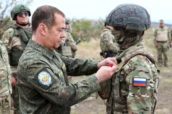 Medvedev afirmă că Moscova ar trebui să acţioneze pentru „dispariţia” Ucrainei şi a NATO