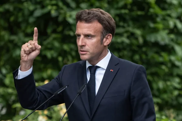 Lecție pentru Macron. Economia britanică crește de două ori mai repede decât cea a Franței