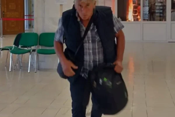 Incendiu în Parlamentul României. Un bărbat a aruncat cu benzină. Atacatorul este căutat de Poliție, iar clădirea a fost închisă