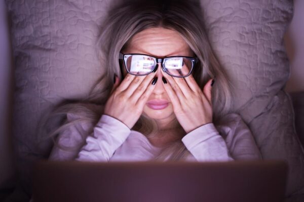 Cum să îți protejezi ochii și să previi oboseala oculară în era digitală