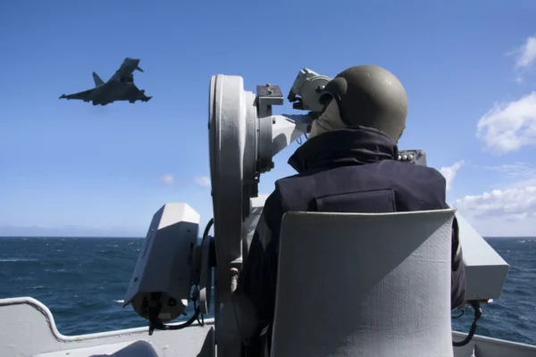 Rusia provoacă Anglia! Nave și avioane rusești, interceptate