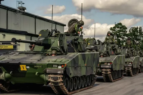 Suedia și Finlanda formează un grup de luptă multinațional NATO de blindate la 100 km de Rusia