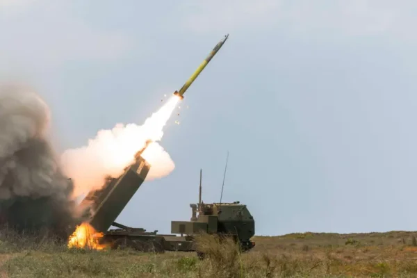Un HIMARS al SUA aruncă în aer soldații ruși care se antrenau să invadeze Ucraina