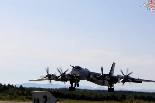 Rușii îi șicanează pe japonezi cu bombardiere strategice. Tu-95, misiune de 10 ore în Marea Japoniei