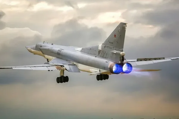 Putin plimbă amenințător bombardiere nucleare în Marea Neagră. Sunt înarmate cu rachete hipersonice
