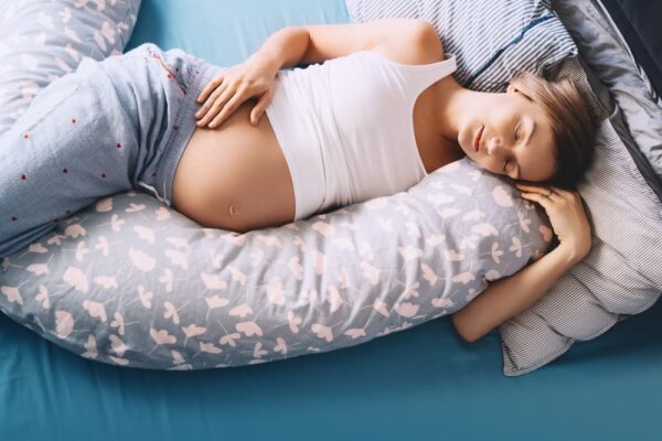 Poziții de somn în sarcină: Care sunt cele mai bune și cum pot ajuta