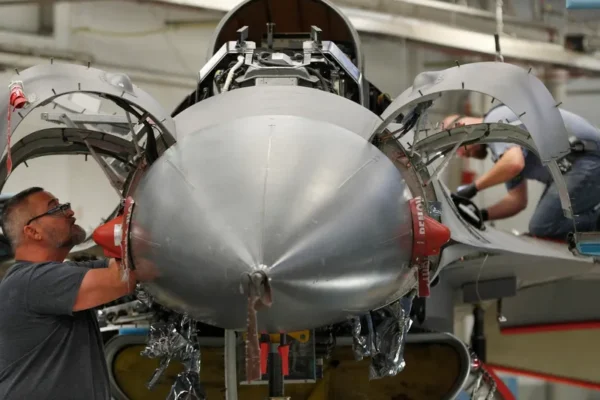SUA trimit miliari în Ucraina pentru întreținerea avioanelor F-16. De ce nu le mai repară România?