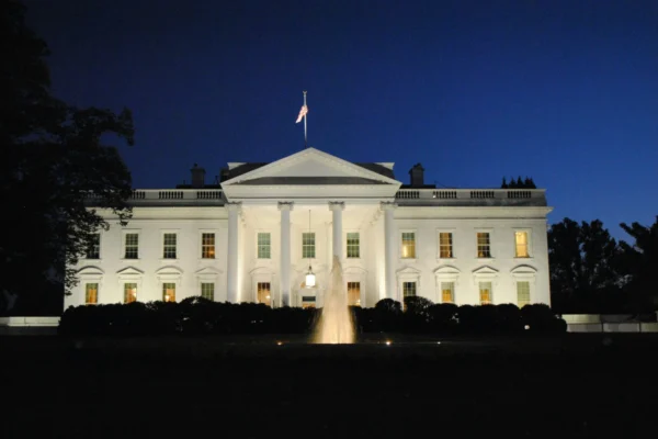 America își ia măsuri de precauție: Plin de poliție, bariere de securitate și scânduri la vitrine