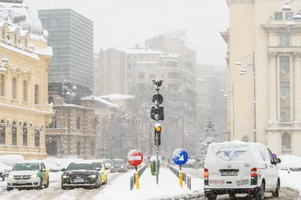 Vin ninsorile în București! Temperaturile scad sub O°C. Cod galben de viscol la munte. Zonele vizate
