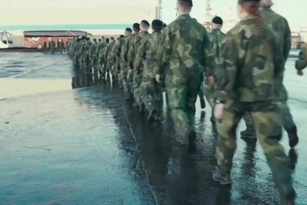 Este o zi istorică!”. Sute de militari suedezi au ajuns în Letonia pentru a se alătura unei brigăzi NATO