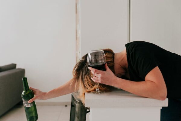 Alcoolul ca refugiu: cum să depășești acest obicei