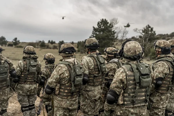 Maghiarii se înghesuie la programul de pregătire militară. Campania „Îmi iubesc țara și o voi proteja” are un succes uriaș