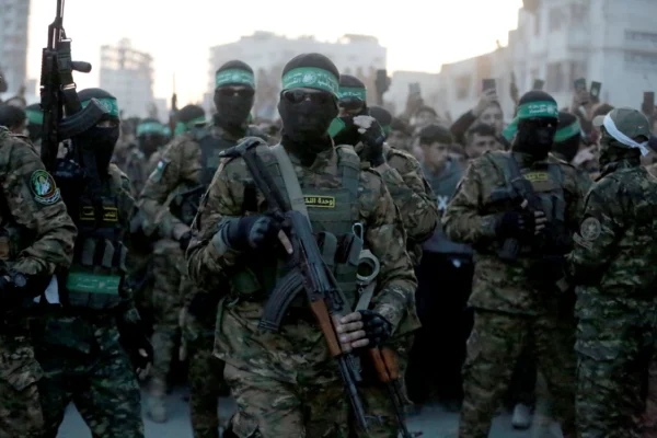 Demonstrație de forță a grupării Hamas. Mesajul liderilor după ce luptători mascați și înarmați au ieșit din tuneluri pe străzile din Gaza