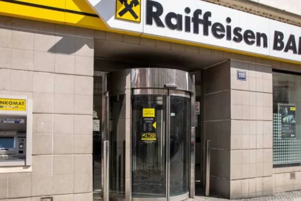 Raiffeisen Bank se retrage de pe piaţă. Lovitură devastatoare pentru milioane de clienţi, ce se întâmplă cu banii lor