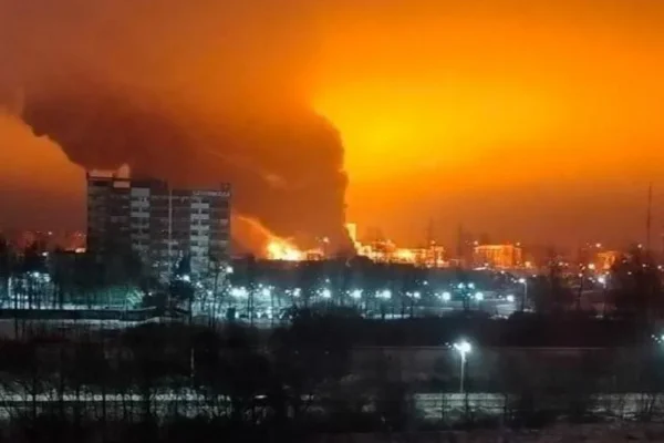 Rusia, zguduită de explozii după un atac cu drone. Flăcări la o fabrică din Leningrad