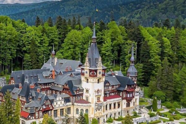 INS: În 2024, sosirile înregistrate în structurile de primire turistică au crescut cu 4,5% faţă de anul 2023