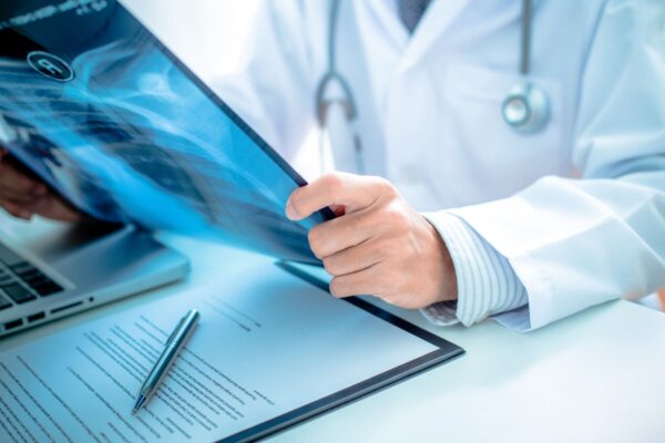 Când e cazul să mergi la radiologie pentru durerile de spate și plămâni?