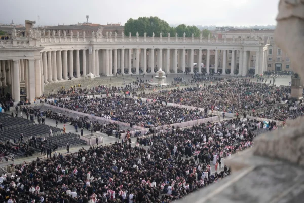 Funeraliile Papei Francisc. Mii de oameni s-au adunat în Piața Sfântul Petru / Trump, Zelenski și Bolojan, printre șefii de stat care participă la ceremonii