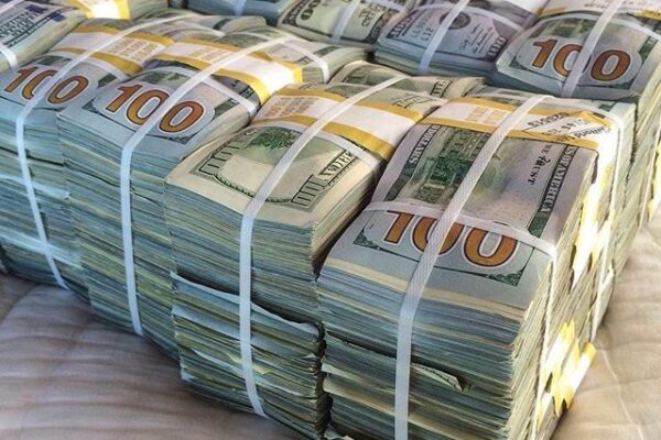 Tarifele impuse de Donald Trump slăbesc dolarul
