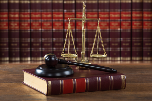 Un nou asalt asupra instanțelor pentru „Turul 2 înapoi”. 100 de procese deschise de un român într-o singură zi împotriva Curții Constituționale. Alții cer anularea hotărârilor de guvern privind organizarea alegerilor