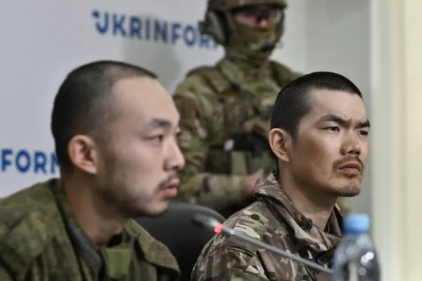 Ucraina i-a adus în fața presei pe chinezii capturați în timp ce luptau pentru ruși. Ce au declarat cei doi și reacția Beijingului