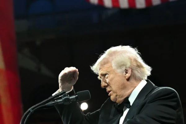 Donald Trump râde de țările care încearcă să negocieze cu el taxele vamale: „Mă pupă în fund” / Ce a spus despre UE