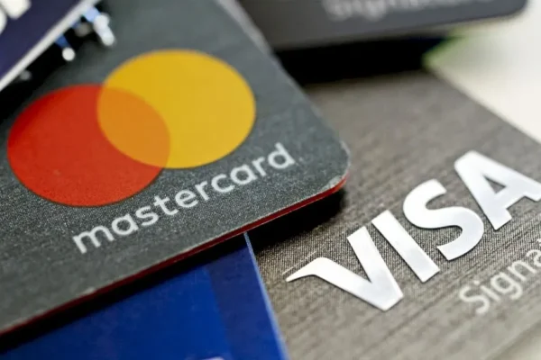 Probleme pentru toți românii care au card Visa sau Mastercard. Cum sunt afectați de războiul comercial al lui Trump