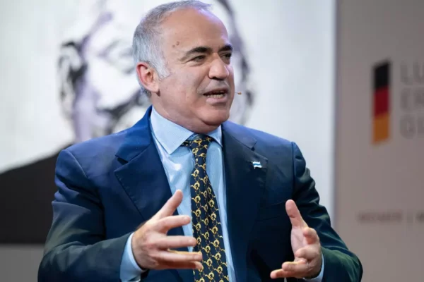Kasparov, despre alegerile prezidențiale: „România riscă să fie luată de Rusia din brațele Europei”