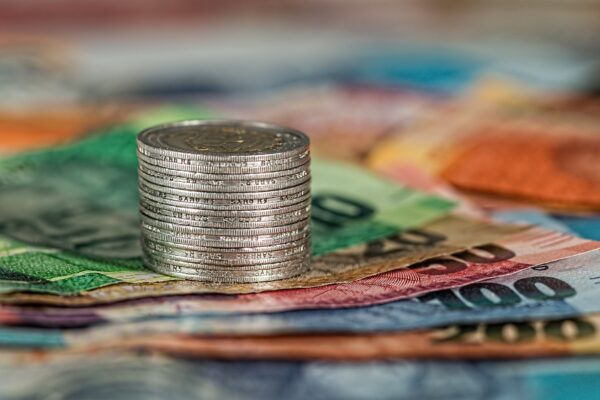 Alertă financiară! Populația, sfătuită să-și păstreze economiile cash