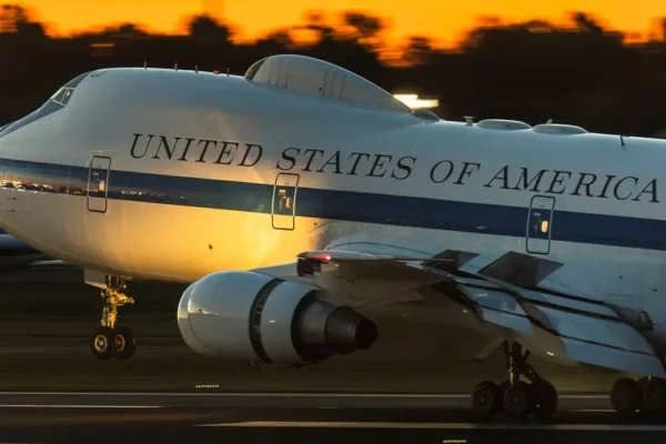 „Avionul Apocalipsei” de 300.000.000$, adus la Washington. Trump, pregătit să îl îndrepte spre Iran