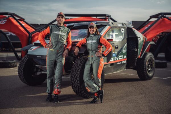 Povestea continuă între Dacia și echipamentul Sandriders format din Cristina Gutierrez și Pablo Moreno