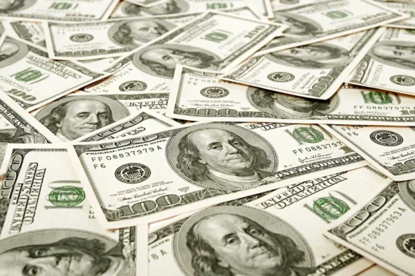 Dolarul american, în picaj. A atins cel mai scăzut nivel din ultimii trei ani
