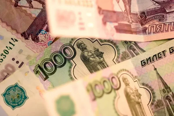 Rubla rusească – „surpriza” anului: este cea mai performantă monedă din lume, în pofida sancţiunilor. Care sunt explicațiile