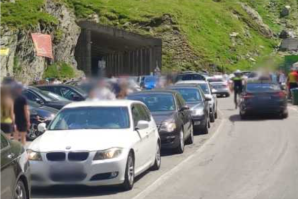Transfăgărășanul, blocat de turiști parcați ilegal. Amenzile există, dar nu le aplică nimeni